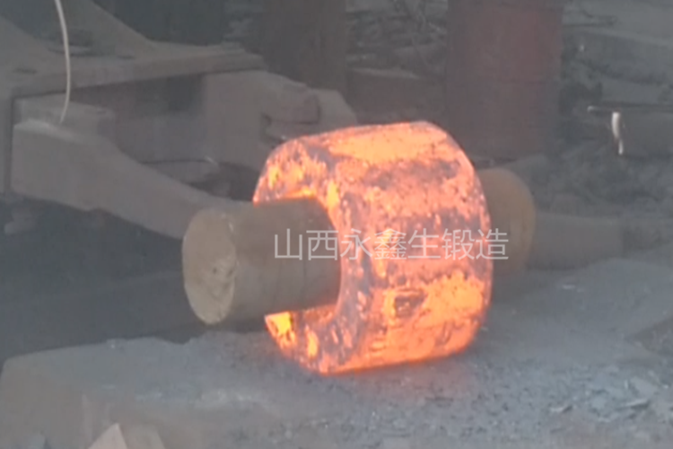 重型鍛件的空心拔長